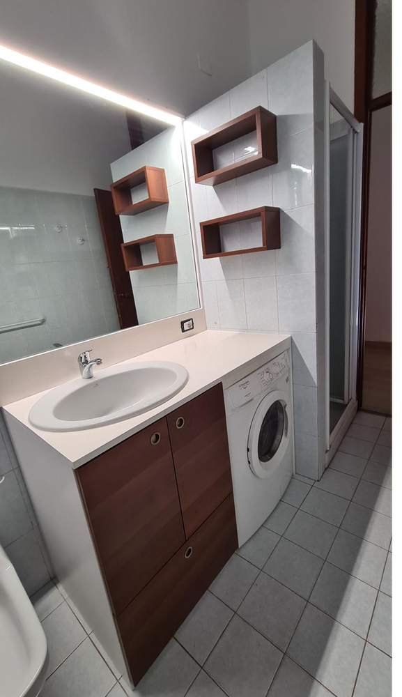 Bagno in noce con vano lavatrice