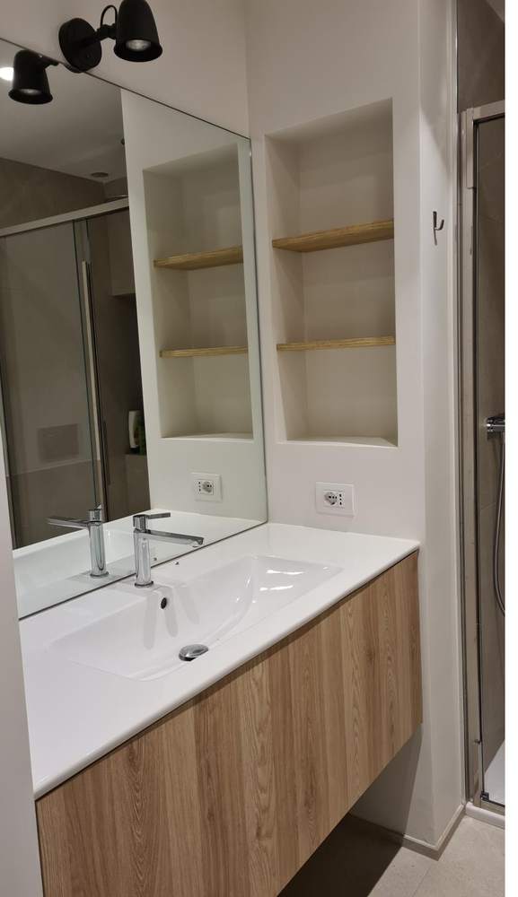 Bagno bianco e rovere