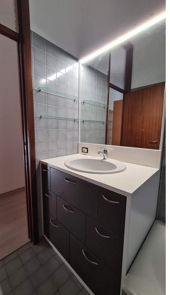 Mobile lavabo a cassetti scuri